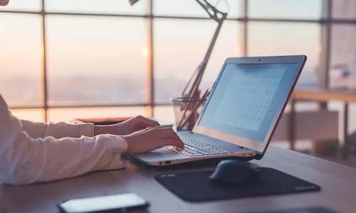 如何设计一个具备高并发处理能力的多用户商城系统，以确保在大流量访问下依旧能保持良好的性能和用户体验？